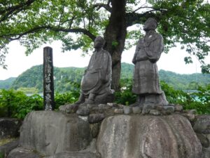 (写真１)最上川の川下り乗船の地/本合海にて芭蕉と曾良