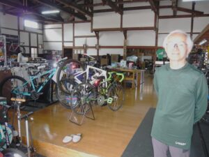 (写真３)大瀧さんと「大瀧じてんしゃ道場」：地元のサイクリストの活動拠点