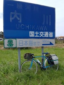 鶴岡市の内川堤防にて