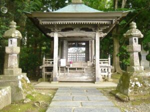 (写真11) 義経堂