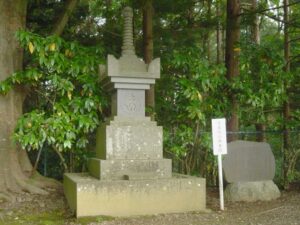 (写真13) 義経公供養塔