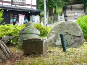 (写真15 )弁慶墓石の一石宝塔(左側)