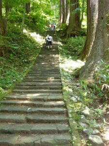 (写真28) 出羽三山神社の階段