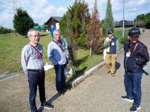 会場入口前で参加者を待つ役員の皆さん