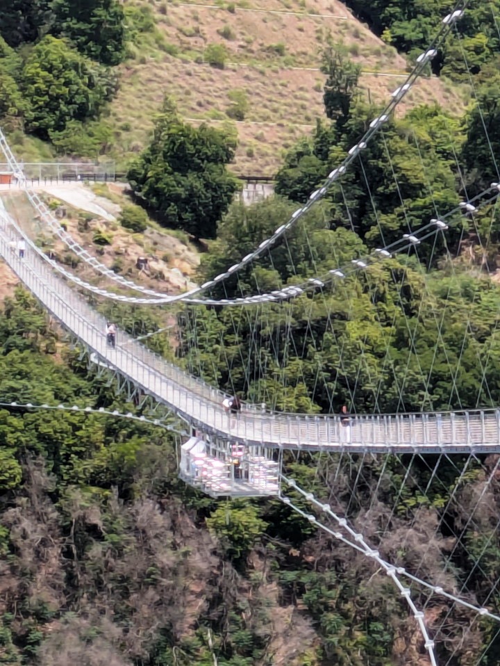 確かに長いし、高い。１６５０円支払って渡る。平日で、お客さんも少なくブリッジバンジィジャンプを見たかったが残念。