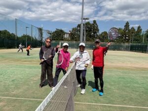 ラケットを持ってポーズ