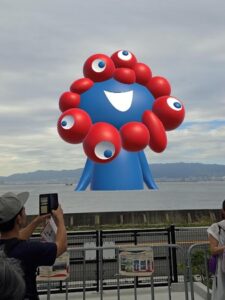 西エリアの海上にオリジナルアプリを使用してＡＲで出現「海に浮かぶミャクミャク」