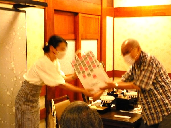 梅原さんより御礼の品をお渡しする