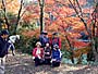 宇治川の紅葉を背に記念撮影