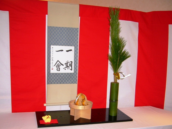 お茶席に飾られた会員制作による色紙、生花、干支の置物