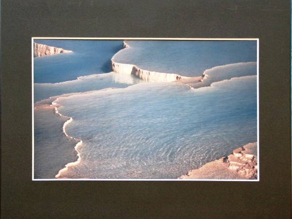 久米晴美「神秘の流れ」(写真)