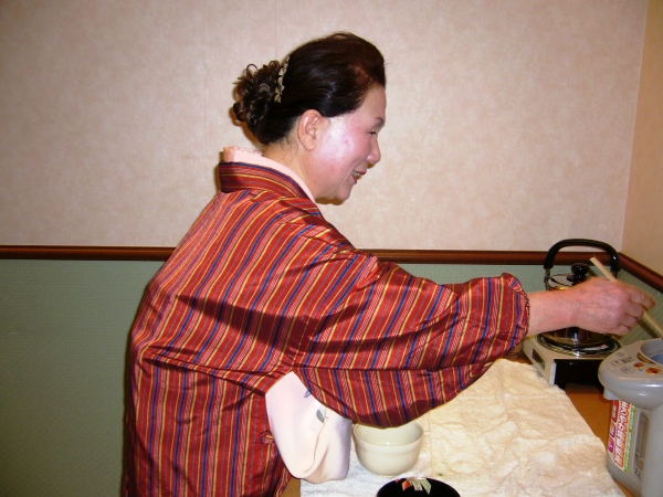 お茶席の準備に忙しい西尾千鶴子会員