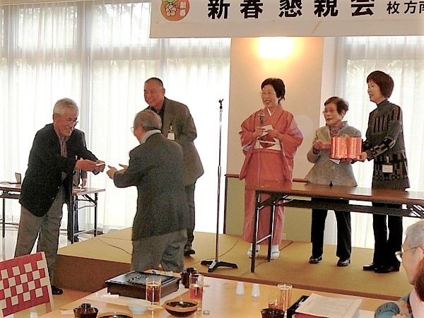 抽選会風景(賞品を手渡す土井支部長)