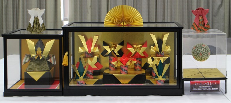 古代兜・祝い兜七変化(折り紙)・宙に浮く加賀手まり(手芸品) 中村 俊夫(2班)