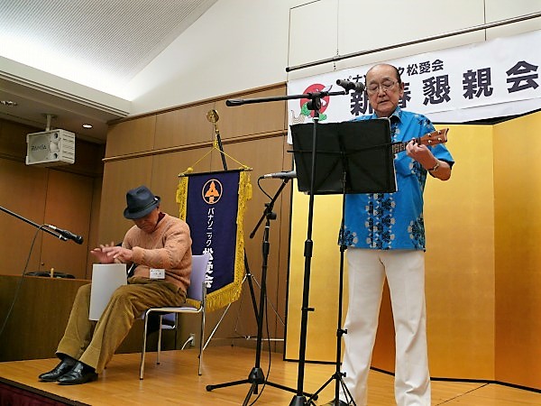 中村俊夫さんのウクレレ演奏 川埜晋さんもボンゴで参加