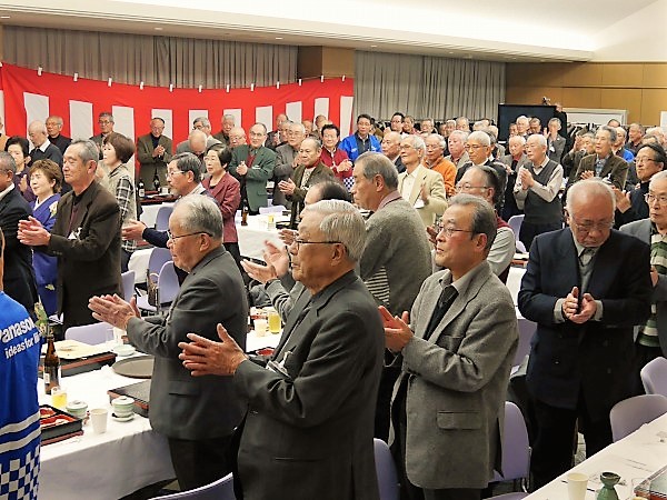 三好さんに合わせ全員が三々七拍子