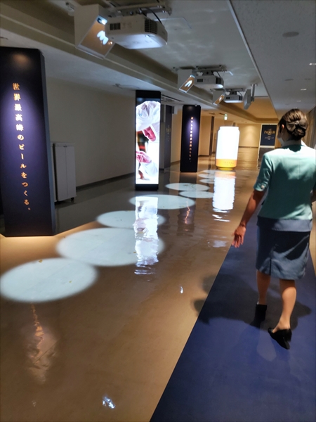 遠くに缶が見える