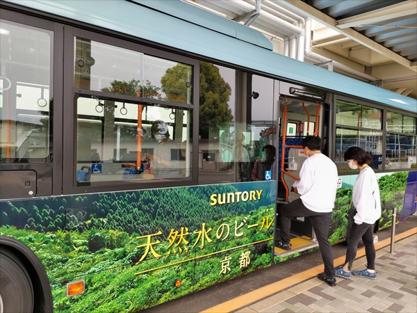 バスで「試飲」会場へ