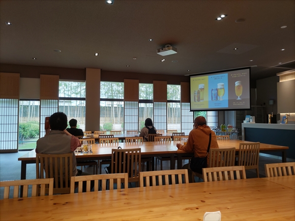 各テーブルに一人ずつ