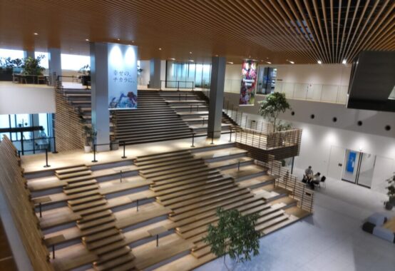 大階段を上から見る