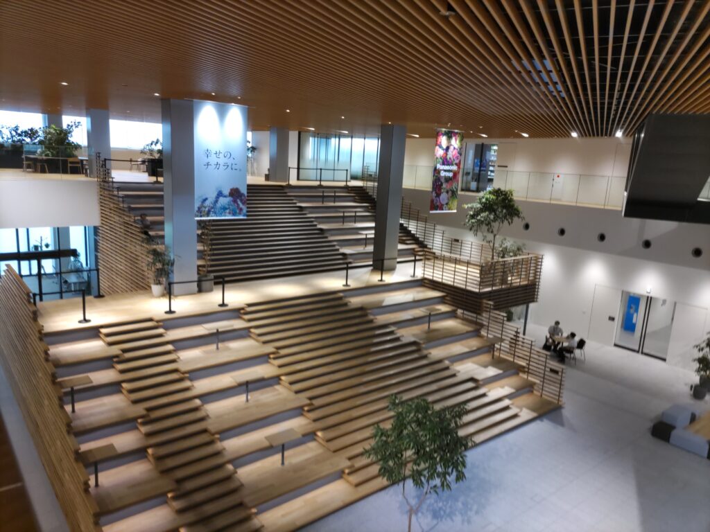 大階段を上から見る