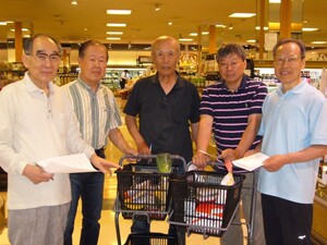 食材調達担当A班の皆さんと世話役中村さん