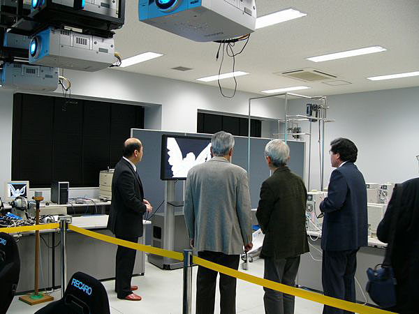 3D映像を見る取材陣