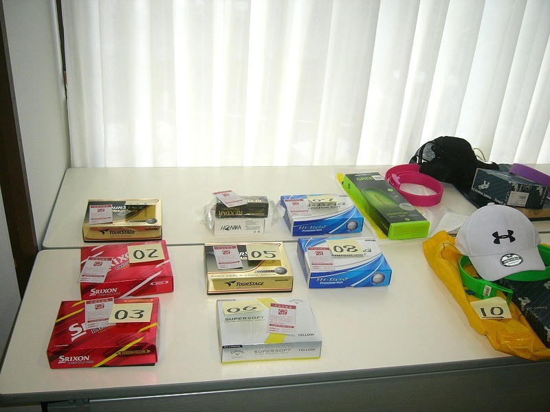 参加者みなさんが提供してくれたゴルフ関連グッズの抽選会をしました