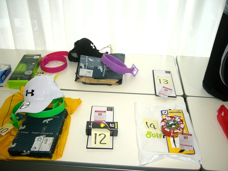 籤引きで順番を決めて好きなものを持っていく方式です