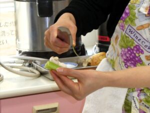 セロリの筋取り