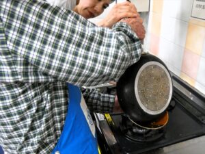 フライパンの手さばき