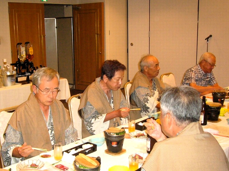 夕食宴会で食べて飲みました