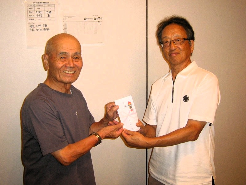 2位は中村さん(右)1打およばず