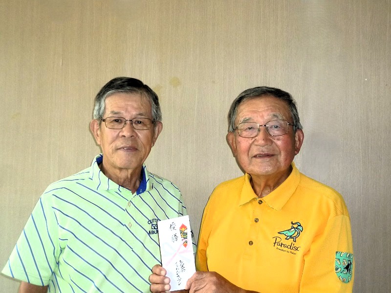 優勝の松森さん（左）