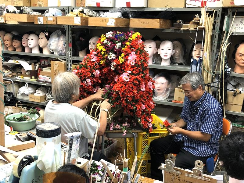 10月29日からの市民菊人形展に向けメンバー全員で準備中でした