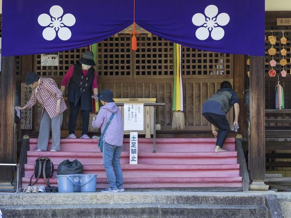 拝殿の拭き掃除