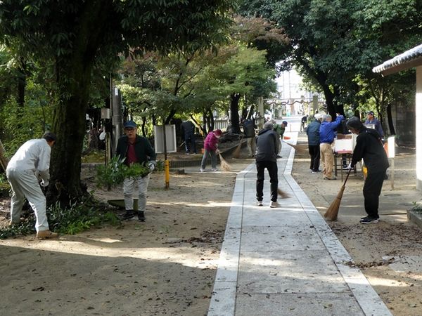 南側参道の清掃