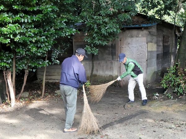 小屋横の落葉の清掃