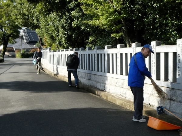 外周道路の側溝の清掃