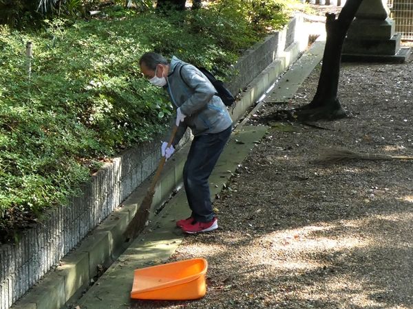 参道沿い側溝の清掃