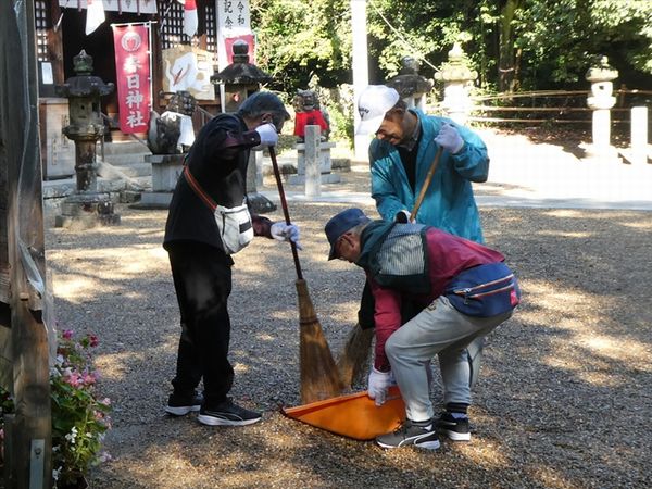 拝殿前のゴミ収集