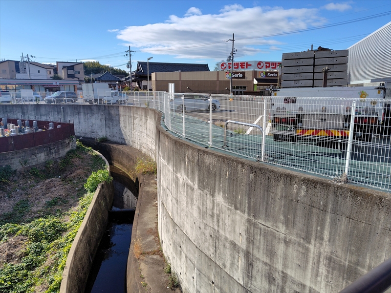 八幡市と枚方市の市境の小川