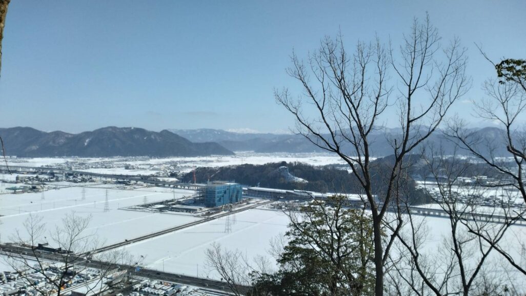 新幹線越前武生駅と白山遠望(どんぐり山より)