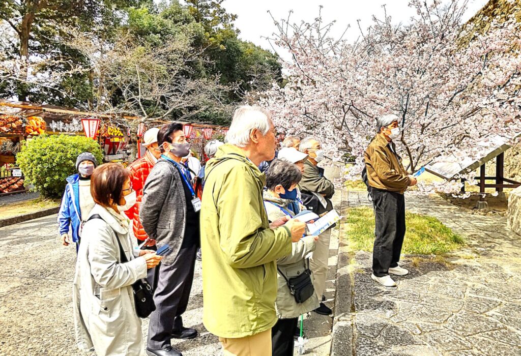 ガイドさんの説明に聞き入る
