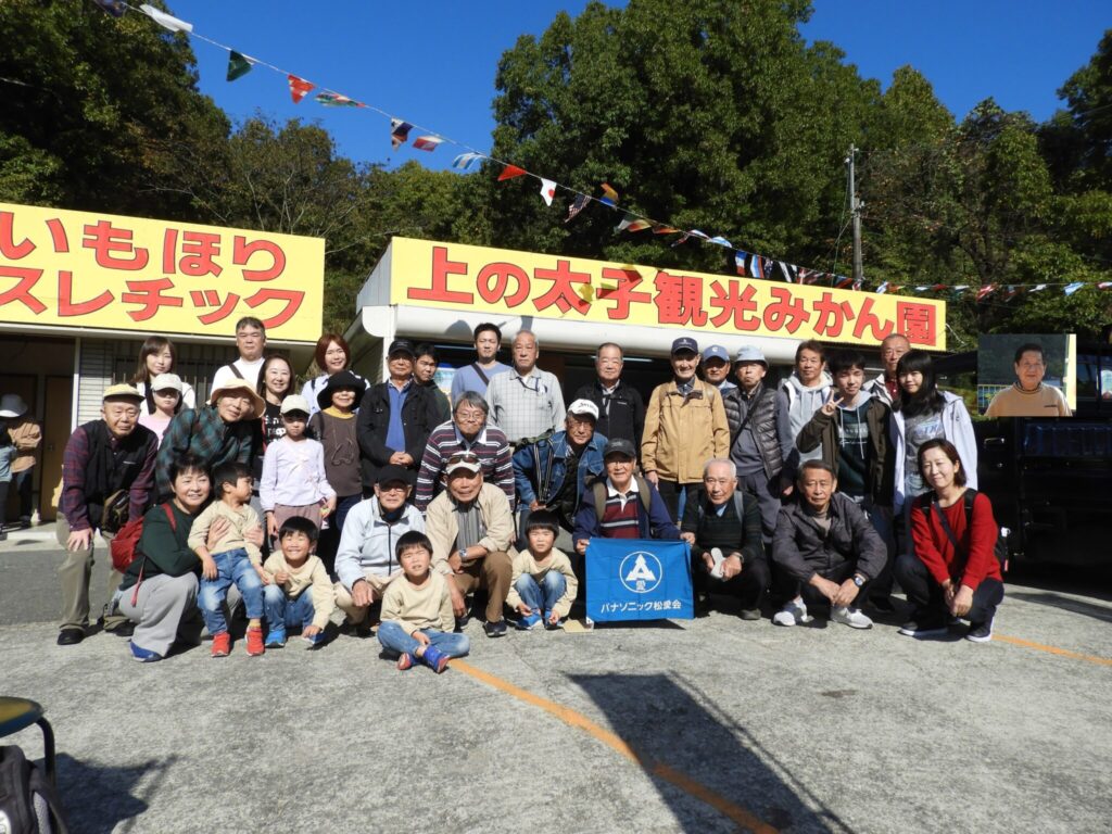 参加者全員で集合写真(入園手続きで抜けた吉川さんっをワイプで挿入）
