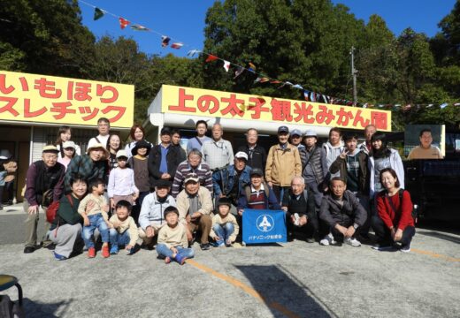 参加者全員で集合写真(入園手続きで抜けた吉川さんっをワイプで挿入）