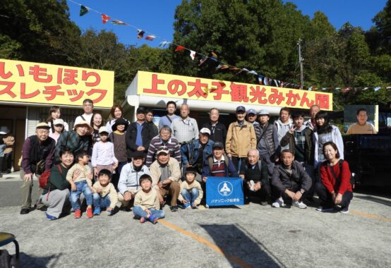 参加者全員で集合写真(入園手続きで抜けた吉川さんっをワイプで挿入）