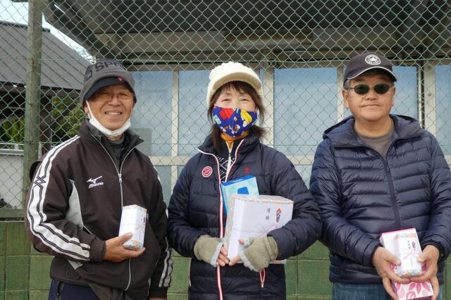 定例競技大会の結果 左から (準優勝)北村義三さん (優勝)村田章子さん (3位)稲原昇さん