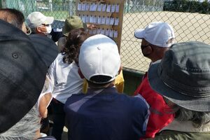 記念大会の成績を見る競技者