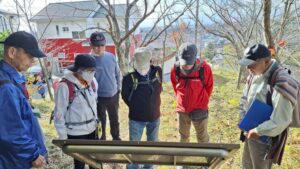 07_前方後円墳跡の説明を見ています